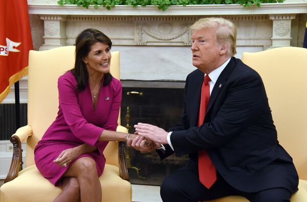 Trong Phòng Bầu dục ở Nhà Trắng: Tổng thống  Mỹ Donald Trump bắt tay bà Nikki Haley, đại diện Hoa Kỳ tại Liên Hợp Quốc - Sputnik Việt Nam