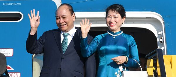 Thủ tướng Nguyễn Xuân Phúc và Phu nhân đến sân bay quốc tế Vienna, bắt đầu chuyến thăm chính thức Cộng hòa Áo. - Sputnik Việt Nam