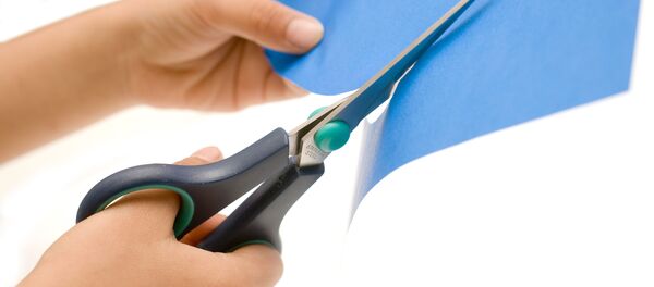 Ножницы в руках режут лист синей бумаги - Sputnik Việt Nam