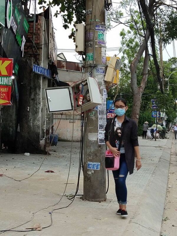 Đấu điện từ trụ điện nguy hiểm cho người đi đường. Ảnh chụp trên đường Nguyễn Văn Quá, quận 12 - Sputnik Việt Nam