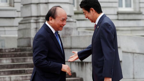 Nguyễn Xuân Phúc và Shinzo Abe - Sputnik Việt Nam