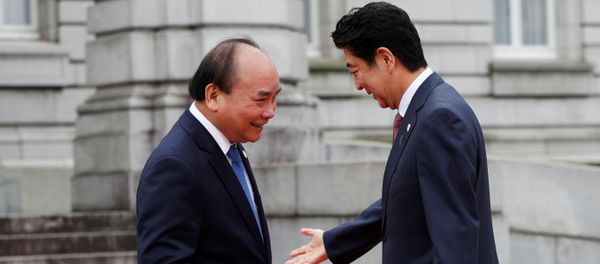 Nguyễn Xuân Phúc và Shinzo Abe Nguyễn Xuân Phúc và Shinzo Abe - Sputnik Việt Nam