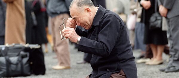 Một người cao tuổi Nhật đang khóc Một người cao tuổi Nhật đang khóc - Sputnik Việt Nam