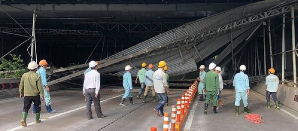 Hiện trường vụ xe tải va chạm khiến giàn giáo công trình ở đầu hầm Thủ Thiêm đổ sập - Sputnik Việt Nam