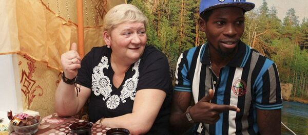 Gabriel Segun Ajayi và Natalia Vedenina - Sputnik Việt Nam