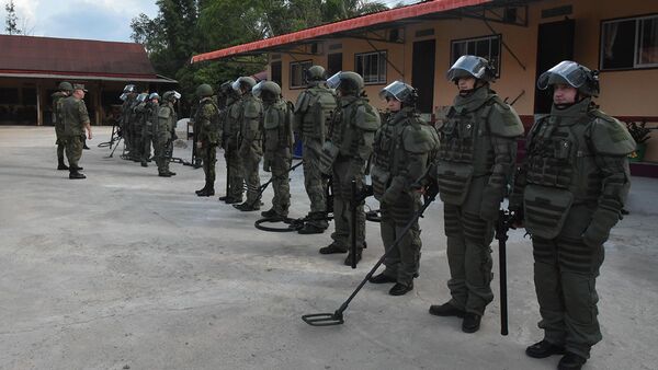 Lính công binh Nga dọn bom do máy bay Mỹ rải trong rừng Lào - Sputnik Việt Nam