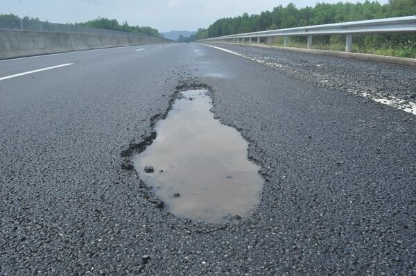 Các tài xế lo sợ khi lưu thông với tốc độ cao qua các ổ voi như thế này. Các tài xế lo sợ khi lưu thông với tốc độ cao qua các ổ voi như thế này. - Sputnik Việt Nam