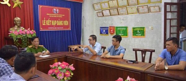 Phóng viên Thanh Ba cùng đồng nghiệp (bên phải) trình bày sự việc tại cơ quan công an - Sputnik Việt Nam
