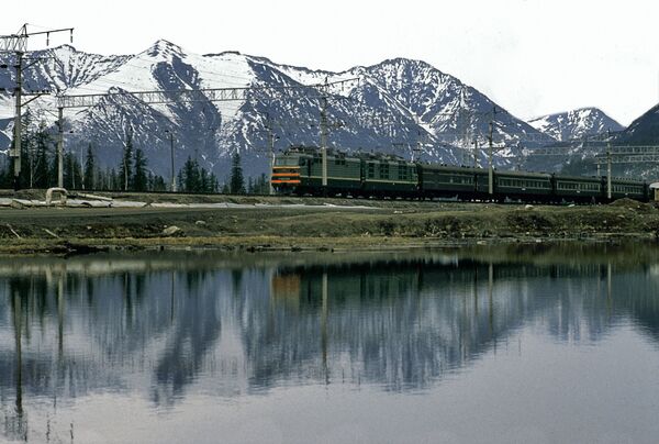 Tàu đi qua miền Tây của tuyến Baikal-Amur, tỉnh Irkutsk - Sputnik Việt Nam