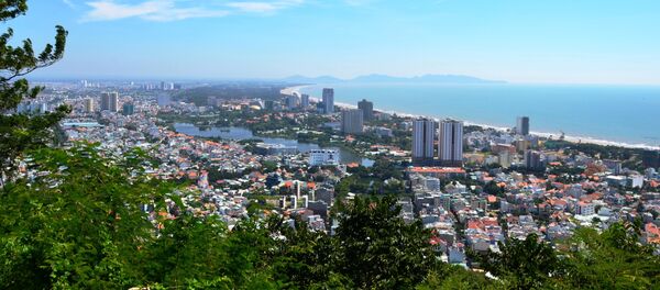 Quang cảnh bờ biển Vũng Tàu từ ngọn Hải Đăng - Sputnik Việt Nam
