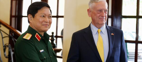 Bộ trưởng Quốc phòng Mỹ Jim Mattis và Bộ trưởng Quốc phòng Việt Nam Ngô Xuân Lịch - Sputnik Việt Nam