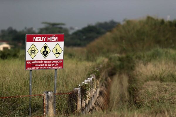 Biển cảnh báo khu vực nhiễm dioxin ở sân bay Biên Hòa Biển cảnh báo khu vực nhiễm dioxin ở sân bay Biên Hòa - Sputnik Việt Nam