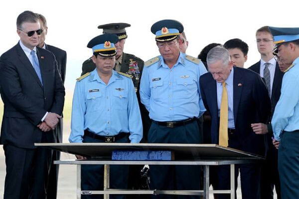 Bộ trưởng Quốc phòng Mỹ James Mattis xem bản đồ dự án xử lý dioxin ở sân bay Biên Hòa Bộ trưởng Quốc phòng Mỹ James Mattis xem bản đồ dự án xử lý dioxin ở sân bay Biên Hòa - Sputnik Việt Nam