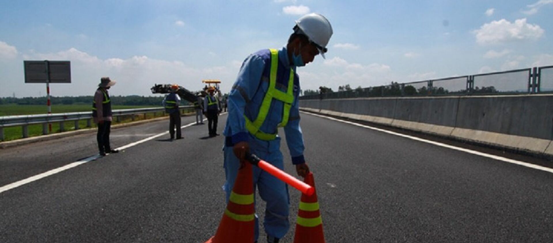 Công nhân đặt cọc tiêu tại một đoạn sửa chữa nhỏ - Sputnik Việt Nam, 1920, 18.12.2018