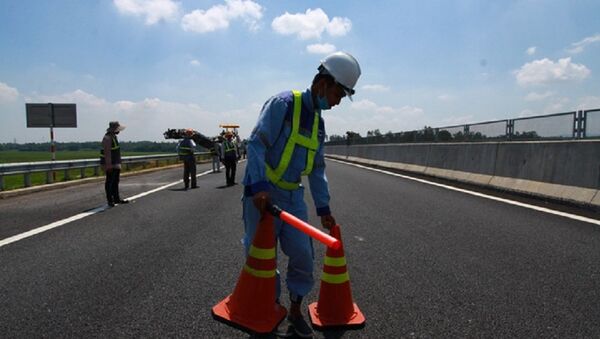 Công nhân đặt cọc tiêu tại một đoạn sửa chữa nhỏ - Sputnik Việt Nam