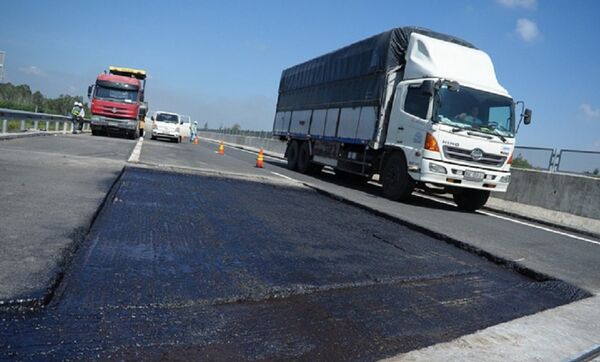 Một ổ gà sửa chữa nhỏ đã được tưới nhựa - Sputnik Việt Nam