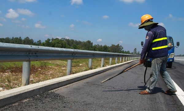 Phun thổi làm sạch mặt đường đoạn đã hoàn thành sửa chữa - Sputnik Việt Nam
