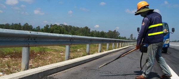 Phun thổi làm sạch mặt đường đoạn đã hoàn thành sửa chữa - Sputnik Việt Nam