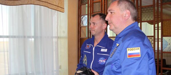 Phi hành gia NASA Nick Hague và người đứng đầu Roscosmos Dmitry Rogozin - Sputnik Việt Nam