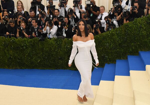 Ngôi sao truyền hình Kim Kardashian tại buổi tối từ thiện Costume Institute Benefit Gala tại Bảo tàng Nghệ thuật Metropolitan ở New York - Sputnik Việt Nam