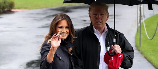 Tổng thống Mỹ Donald Trump, tuy có chiếc ô lớn nhưng đã để mặc bà vợ Melania dưới mưa - Sputnik Việt Nam