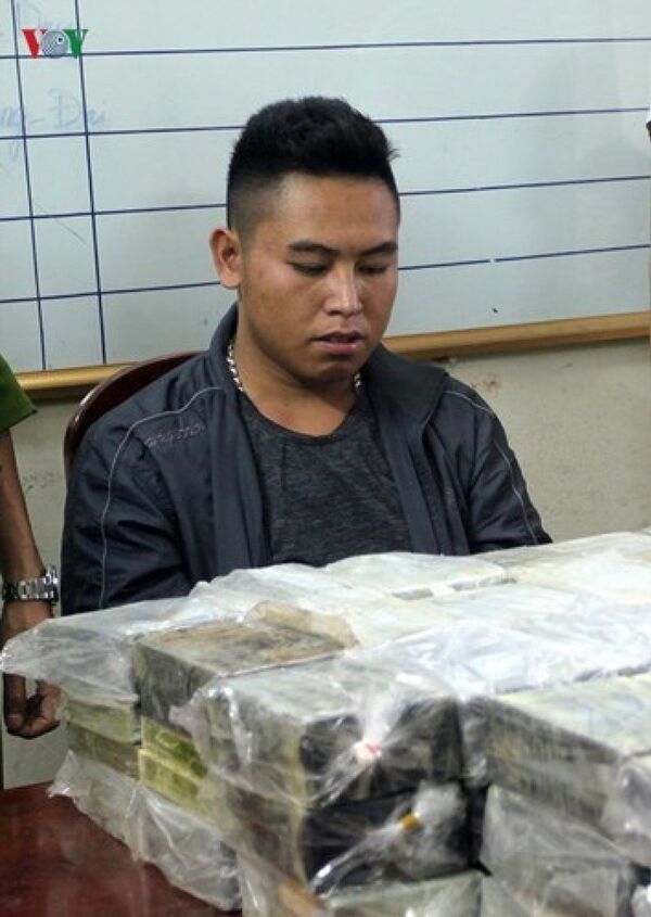 Một trong các đối tượng cùng tang vật tại cơ quan điều tra.  - Sputnik Việt Nam