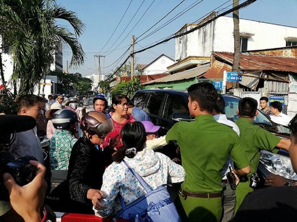 Từ sáng sớm, hàng trăm người đã tụ tập để phản ánh những thắc mắc, bức xúc của mình đến với người đứng đầu chính quyền TP HCM - Sputnik Việt Nam