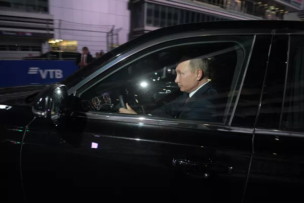 Tổng thống Nga Vladimir Putin chở Tổng thống Ai Cập Abdel Fatah el-Sisi trong chiếc sedan Senat Tổng thống Nga Vladimir Putin chở Tổng thống Ai Cập Abdel Fatah el-Sisi trong chiếc sedan Senat - Sputnik Việt Nam