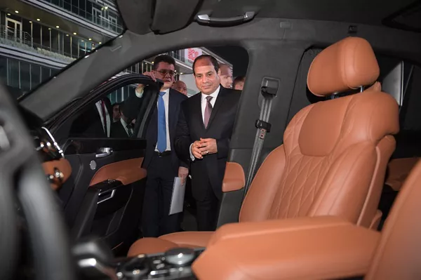 Tổng thống Nga Vladimir Putin chở Tổng thống Ai Cập Abdel Fatah el-Sisi trong chiếc sedan Senat Tổng thống Nga Vladimir Putin chở Tổng thống Ai Cập Abdel Fatah el-Sisi trong chiếc sedan Senat - Sputnik Việt Nam