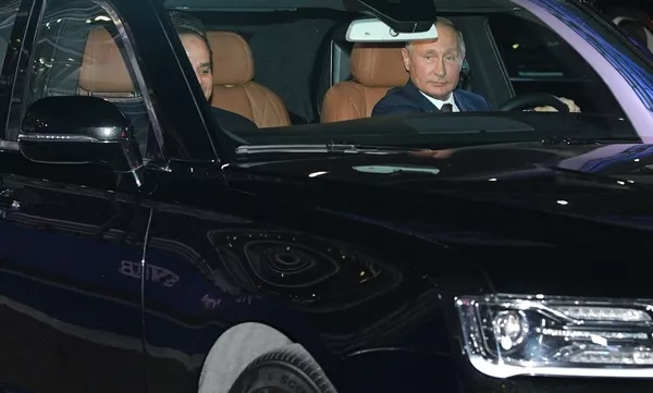 Tổng thống Nga Vladimir Putin chở Tổng thống Ai Cập Abdel Fatah el-Sisi trong chiếc sedan Senat Tổng thống Nga Vladimir Putin chở Tổng thống Ai Cập Abdel Fatah el-Sisi trong chiếc sedan Senat - Sputnik Việt Nam