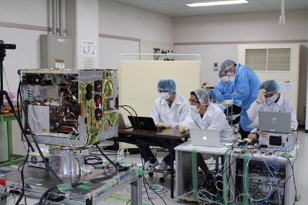 Các cán bộ kỹ thuật của VNSC nghiên cứu chế tạo vệ tinh MicroDragon tại Nhật Bản - Sputnik Việt Nam