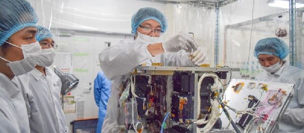 Các kỹ sư của Trung tâm Vệ tinh Quốc gia thử nghiệm lắp đặt thiết bị phần cứng trên mô hình kỹ thuật – bay - Sputnik Việt Nam