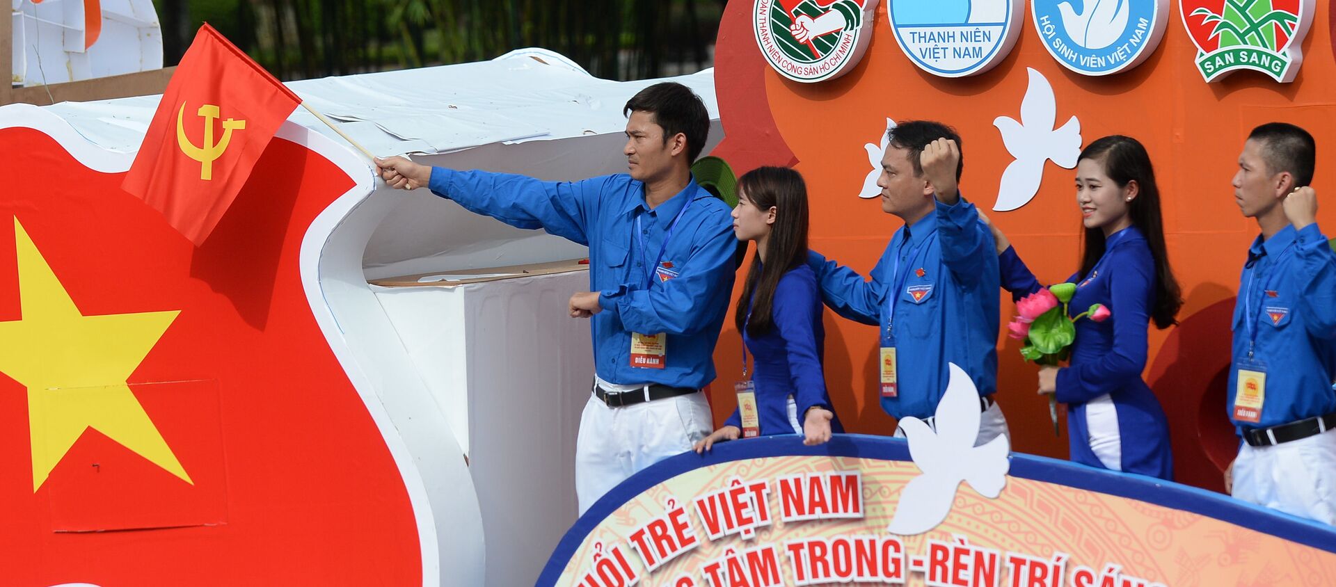 Các thành viên khối Đoàn Thanh niên Cộng Sản tham gia cuộc diễu hành tại Hà Nội nhân dịp kỷ niệm 70 năm Việt Nam tuyên bố độc lập - Sputnik Việt Nam, 1920, 02.09.2016