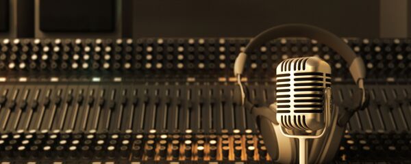 Micro và tai nghe trong studio Micro và tai nghe trong studio - Sputnik Việt Nam