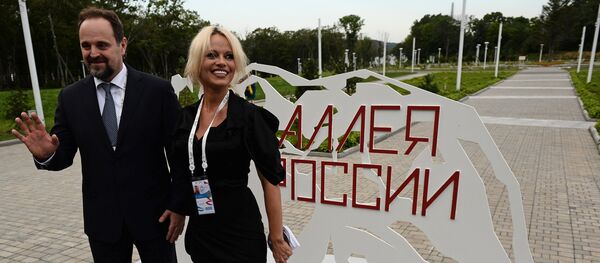 Bộ trưởng Bộ Tài nguyên và Môi trường Nga Sergei Donskoi tiếp nữ diễn viên P. Anderson - Sputnik Việt Nam