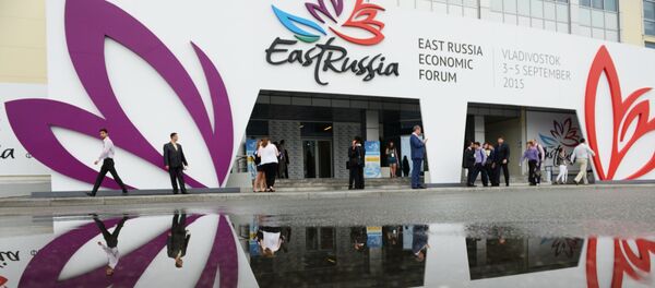 Khách dự Diễn đàn Kinh tế Đông trước Đại học tổng hợp Liên bang Viễn Đông - Sputnik Việt Nam
