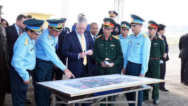 Ông James Mattis, Bộ trưởng Quốc phòng Hoa Kỳ thăm địa điểm xử lý môi trường ô nhiễm dioxin tại sân bay Biên Hòa, Đồng Nai. - Sputnik Việt Nam