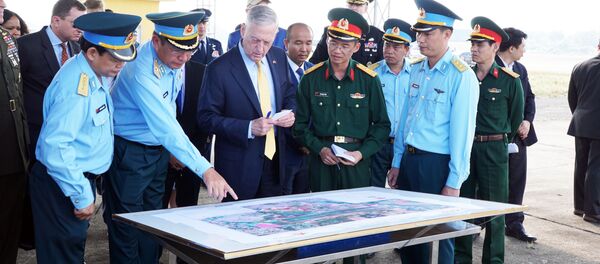 Ông James Mattis, Bộ trưởng Quốc phòng Hoa Kỳ thăm địa điểm xử lý môi trường ô nhiễm dioxin tại sân bay Biên Hòa, Đồng Nai. - Sputnik Việt Nam