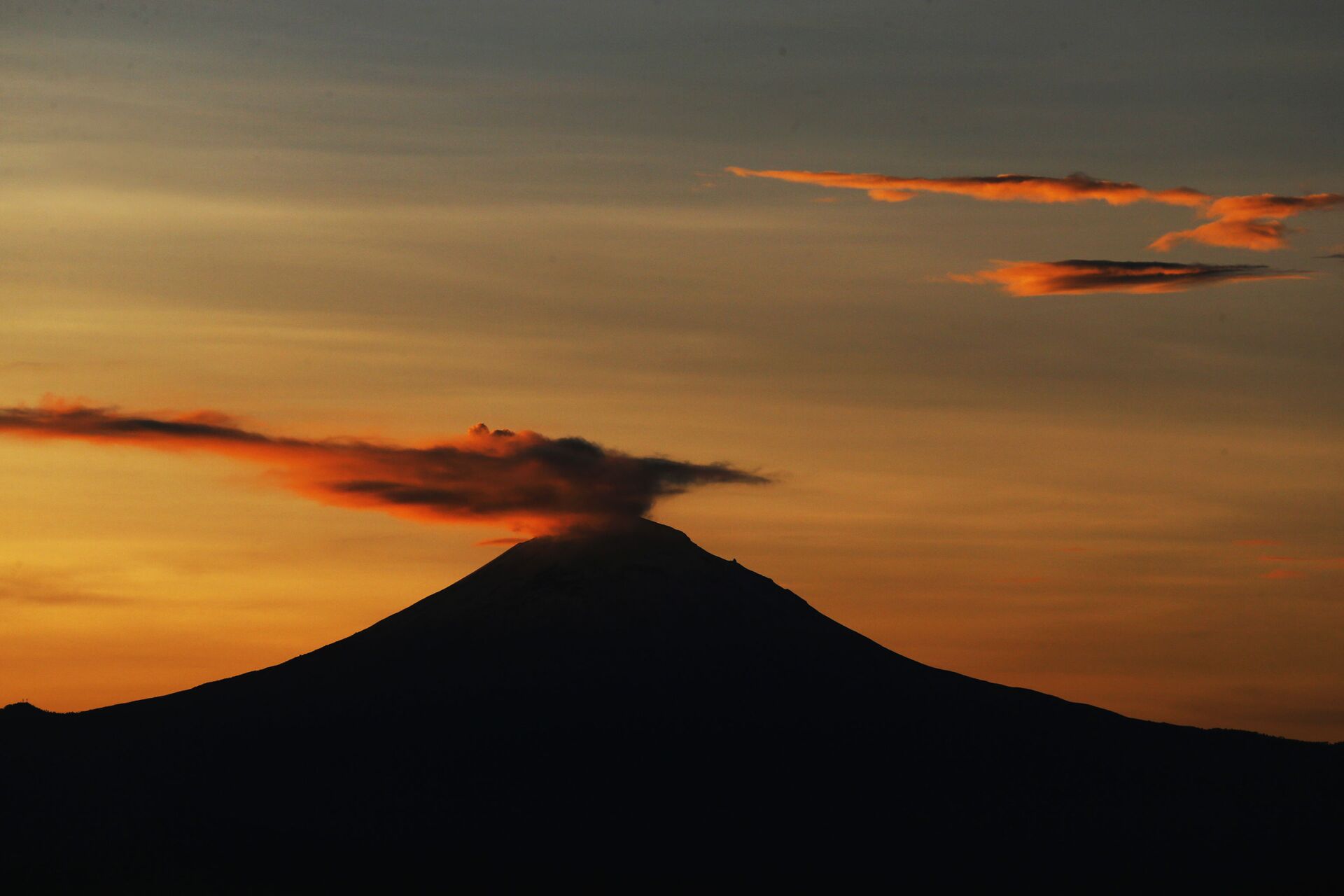 Đụn khói trên núi lửa Popocatepetl ở Mexico - Sputnik Việt Nam, 1920, 23.04.2024