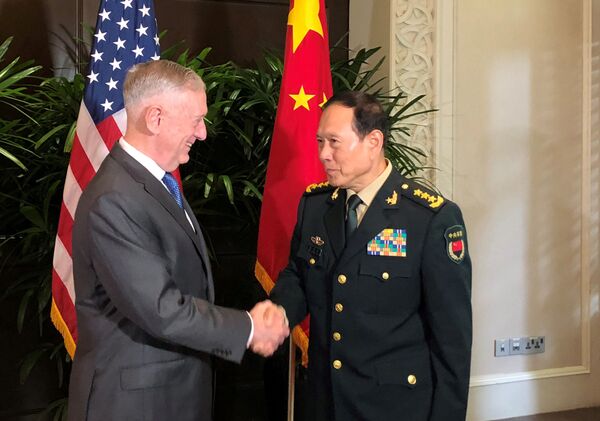 Bộ trưởng Quốc phòng Hoa Kỳ James Mattis và Bộ trưởng Quốc phòng Trung Quốc, Wei Fenhe tại Singapore - Sputnik Việt Nam