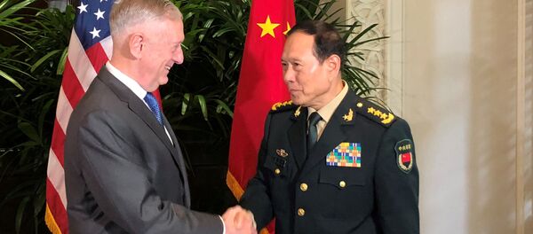 Bộ trưởng Quốc phòng Hoa Kỳ James Mattis và Bộ trưởng Quốc phòng Trung Quốc, Wei Fenhe tại Singapore - Sputnik Việt Nam