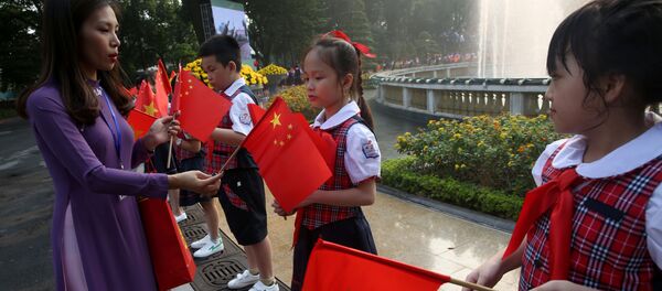 Giáo viên Việt Nam cùng trẻ em tại buổi lễ chào đón lãnh đạo Trung Quốc Tập Cận Bình tại Hà Nội Giáo viên Việt Nam cùng trẻ em tại buổi lễ chào đón lãnh đạo Trung Quốc Tập Cận Bình tại Hà Nội - Sputnik Việt Nam