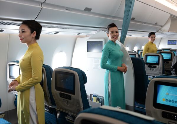 Các nữ tiếp viên hàng không của Vietnam Airlines trong lễ đón nhận chiếc Airbus A350-900 XWB mới tại sân bay quốc tế Hà Nội, Việt Nam - Sputnik Việt Nam