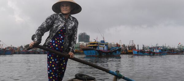 Một phụ nữ đang lái thuyền ở cảng Đà Nẵng, Việt Nam - Sputnik Việt Nam