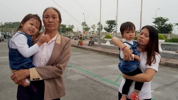 Mẹ và vợ anh Khiêm cùng 2 cô con gái nhỏ - Sputnik Việt Nam