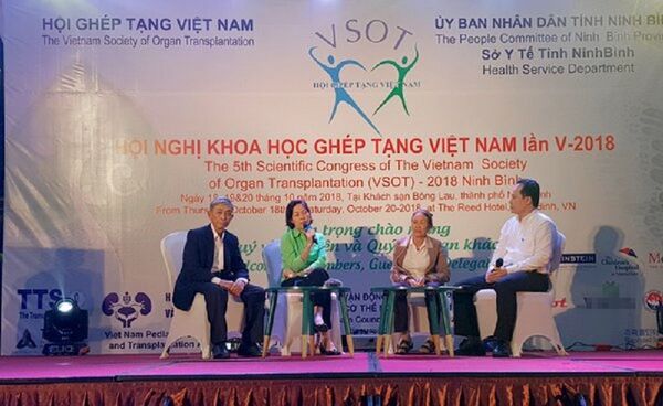 Bố thiếu tá Ninh (ngoài cùng bên trái) cùng mẹ bé Vân Nhi và mẹ anh Khiêm - Sputnik Việt Nam