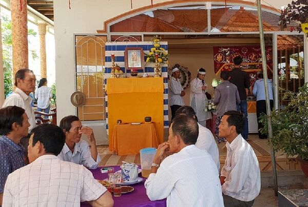 Người thân lo hậu sự cho bà Huỳnh Thị Nhung - Sputnik Việt Nam