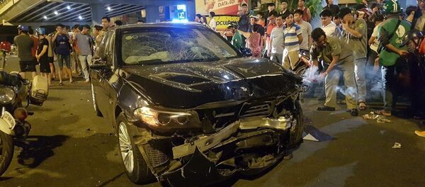 Chiếc xe ô tô do người phụ nữ, có biểu hiện say rượu bia điều khiển, gây tai nạn liên hoàn. - Sputnik Việt Nam