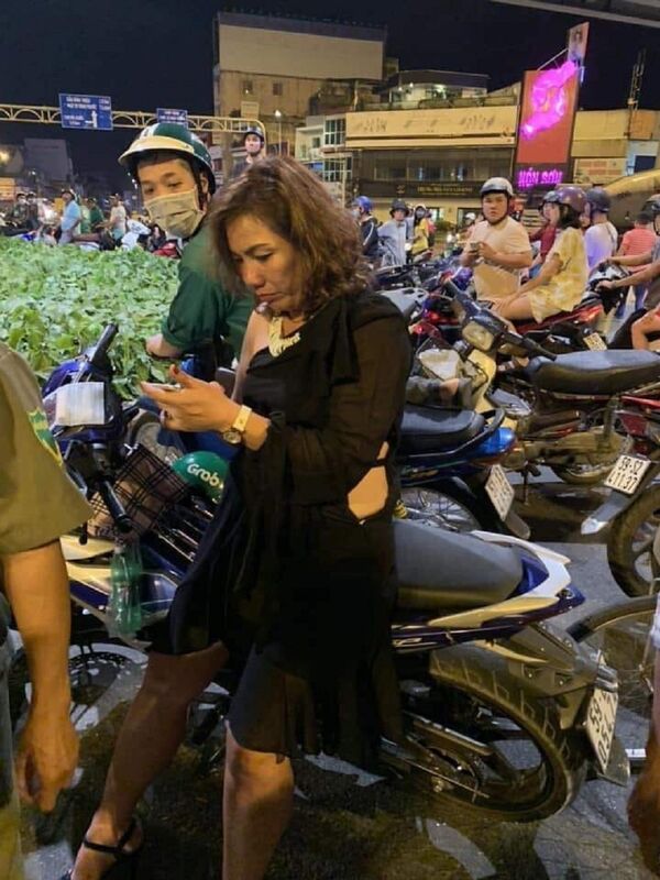 Bà Nguyễn Thị Nga tại hiện trường vụ tai nạn tối 21/10 - Sputnik Việt Nam