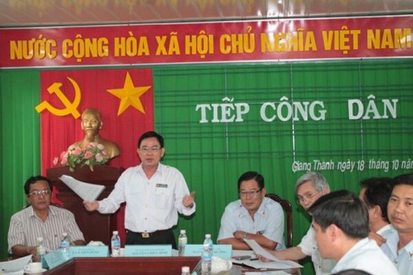 “Nơi nào mà đúng nhiều hơn sai thì ở đó cấp trên dễ mở rộng dân chủ; ở đâu sai nhiều hơn đúng là ở đó dân chủ bị bóp nghẹt- Lê Doãn Hợp.  - Sputnik Việt Nam